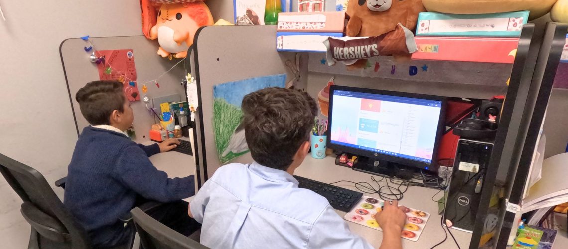 The advantages of online learning include personalized learning, flexibility, and training for the digital age